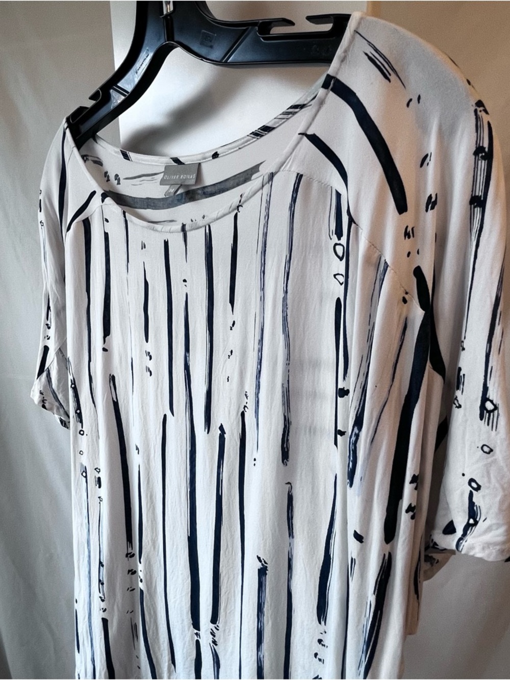 Oliver Bonas Relaxed Scoop Neck Short Sleeve Top in White with Navy Brushstripe